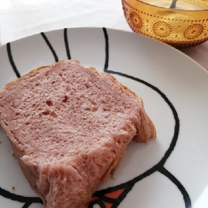 ホームベーカリーの調子が悪くてかなり縮こまった食パンになっちゃったんだけど、ピンクで可愛くて美味しかったです◎